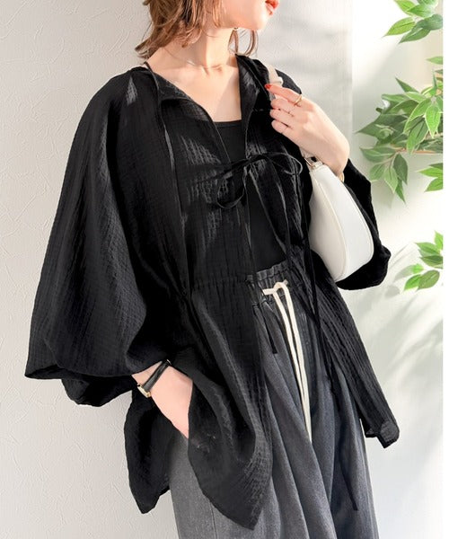 ほんのり透けるシアー素材がつくる、春夏の抜け感ブラウス。ドロストリボンオープンブラウス ce1070210