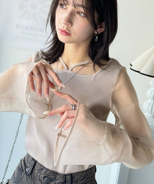 繊細な美しさを纏う。前後2wayオーガンジースリーブリブトップス ce1240060