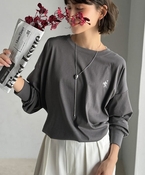 後ろ姿も、抜かりなく。胸刺繍 シルケット素材 ゆったりシルエット レイヤード バックヘンリー 長袖 ロンTEE ce1020307
