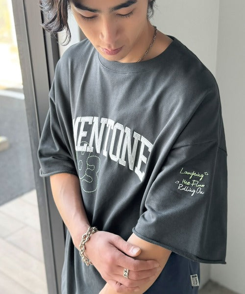 《JaVaジャバコラボ》【吸水速乾機能付き】Tシャツ派にこそ試してほしい！さらっと夏場も快適なカレッジロゴ 飛び刺繍 ミニ裏毛Tシャツ jo1150097