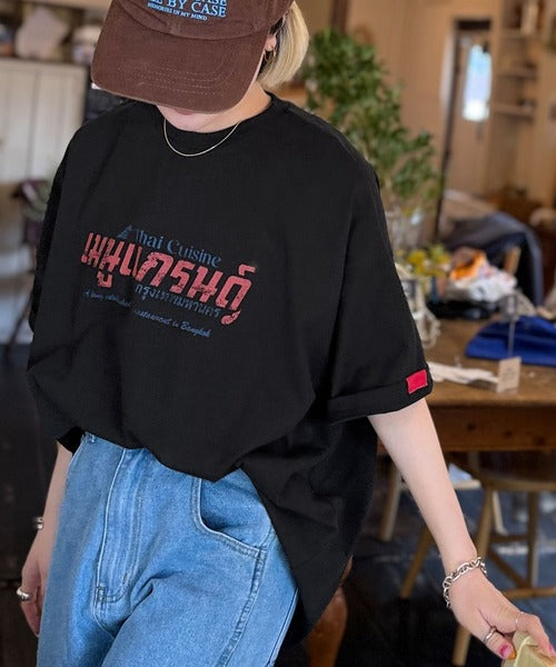 《JaVaジャバコラボ》お洒落見え確定。綿100％タイ料理メニュー風プリントルーズフィットTシャツ(オーバーサイズ) jv1029127