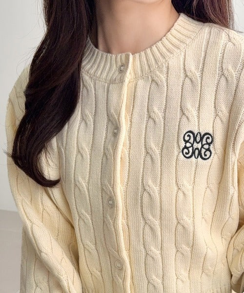 【mily bilet】ほんのり甘い新定番。胸刺繍ケーブル編みニットカーディガン(長袖) mi1259023