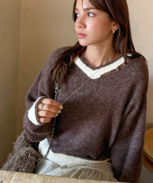 【mily bilet】上品に、可愛く。大人の抜け感を演出する。スリット見せロゴプレート使い配色Vネックニットプルオーバー（長袖） mi1029156