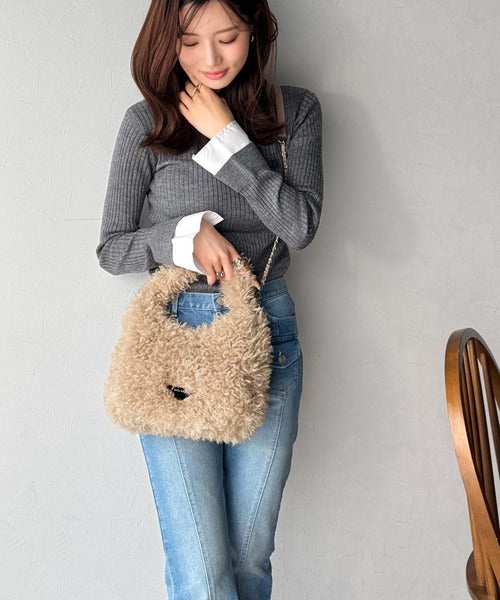 【mily bilet】ふわふわ感と高級感で、季節のおしゃれを格上げ。ロゴプレート使いプードルファーラウンドバッグ mi1179060