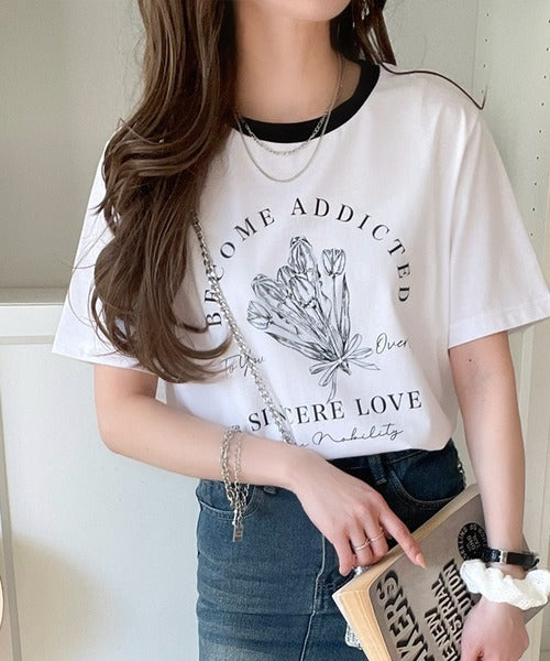 トレンドのディテールが魅力。シルケットフラワーカーブロゴリンガー半袖Tシャツ ce1020196