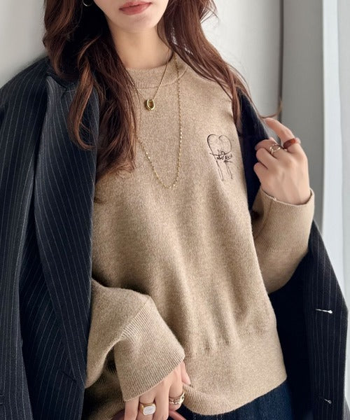 スウェットライクで”魅せる”大人のリラクシーな1枚。胸元サインロゴ刺繍入りニット ce1260482