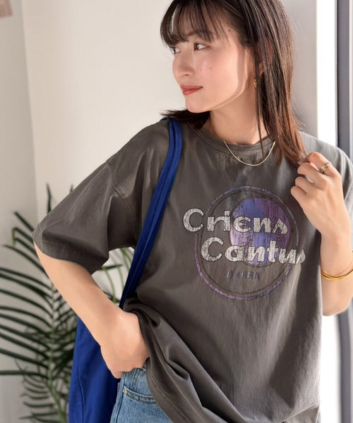 《JaVaジャバコラボ》遊びと余裕をこの1枚で。コットン100％コンパクトグラフィックロゴTEE（半袖） jv1050367