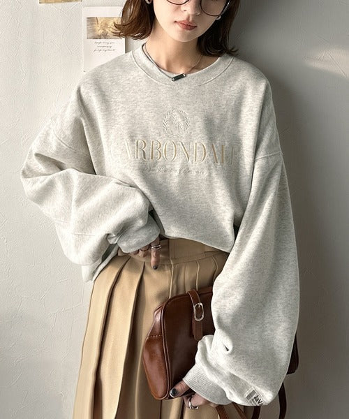 《JaVa ジャバコラボ》微配色刺繍の上品ロゴデザイン。刺繍カレッジロゴ裏起毛スウェット jv1330040
