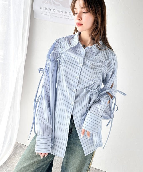 【mily bilet】大人カジュアルに高級感をプラス。ロゴブローチ付きドロストリボンビッグシャツ(長袖) mi1019076