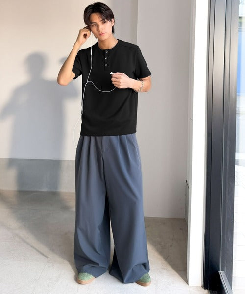 【接触冷感機能付き】肩切り替えショート丈ダンボール素材ヘンリーネックTシャツ／Shoulder Panel Cropped Double-Knit Henley T-Shirt co1010056