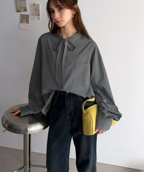【防シワ機能付き】華やかフリルで印象チェンジ。前後2WAYで楽しむ、襟フリルリボンシャツ(長袖) ce1025024