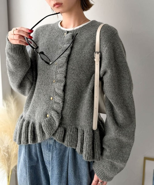 ふわっと甘く、上品に。フリルが彩る、ふわもちフリル金ボタンニットカーディガン（長袖） ce1020375
