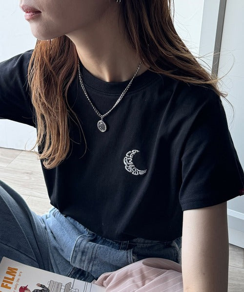 【sustaina+】オーガニックコットン100%。胸元ラメ糸ワンポイント刺繍 無地＆ボーダー柄Tシャツ（半袖） ce1260397
