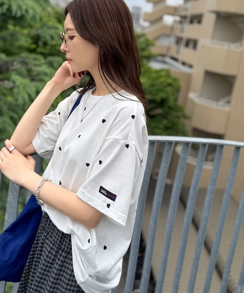《JaVaジャバコラボ》春夏のカジュアルに、大人の“可愛い”をプラス。ミニハート刺繍Tシャツ（半袖） jv1010470