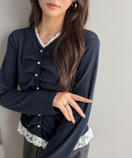 【mily bilet】レース×ギャザー×パールボタンで甘さをぎゅっと。テレコレース前立てトップス（長袖） mi1359077