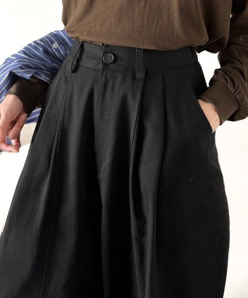 《JaVaジャバコラボ》カーブで魅せる、抜け感シルエット。綿100％コットンツイルバレルレッグタックパンツ jv1240111