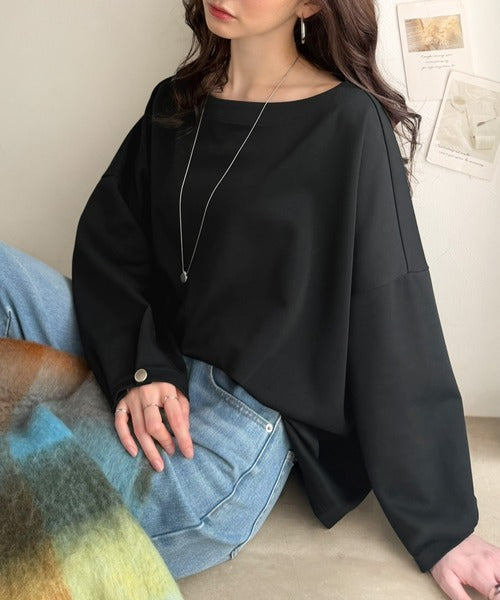 一枚で、品よく華奢見え。袖タック×マットゴールドボタン使い ボートネックポンチ素材プルオーバー（長袖） ce1260639