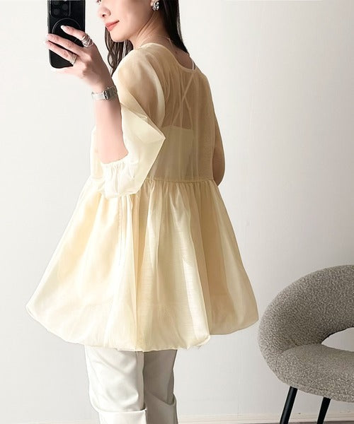 程よい透け感が女性らしい。前後2WAYのオーガンジーのバルーンブルゾン ce1010383
