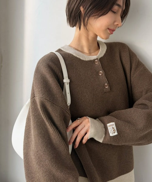 《JaVaジャバコラボ》ふっくら、袖たっぽり。ワッフル編みヘンリーネックオーバーサイズ配色ニット jv1350022