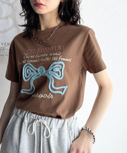 【mily bilet】華やか大人ガーリー。リボンコード刺繍プレートデザインTシャツ mi1329025