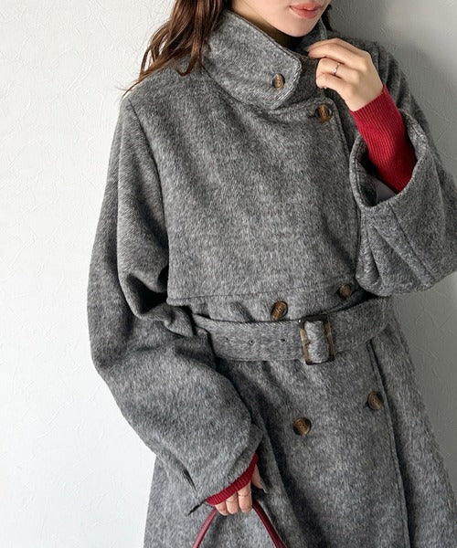【mily bilet】どの角度から見てもかわいく冬のスタイルを格上げ。フェザーショートシャギーバックル使いコート（ミドル丈） mi1019096