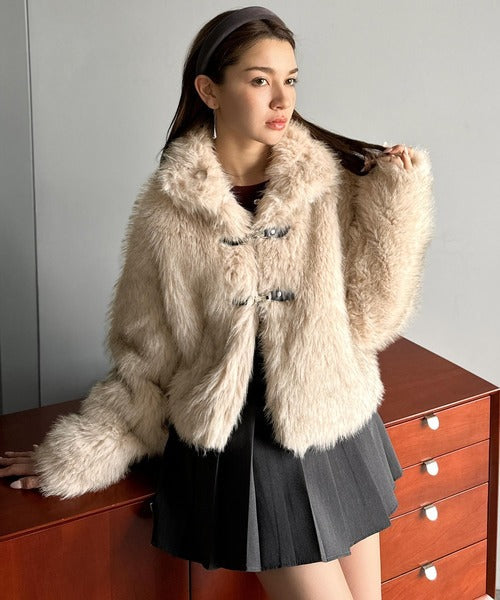 【mily bilet】秋冬モードを盛り上げる素材感♪上品さと華やかさを纏う　レザーバックル使いファーブルゾン mi1329052