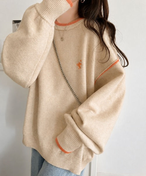 ゆるっと上品、やさしく映える。胸刺繍入り配色クルーネックオーバーサイズニット（長袖） ce1350019