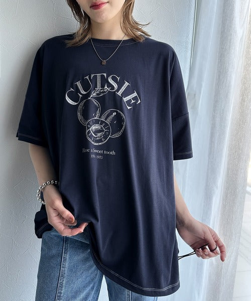 毎日のスタイルを楽しく彩る。前後2way裾ドロストフルーツグラフィックTシャツ ce1050269