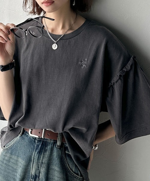さらり着やすく、ほどよくキュート。なんでもない日にひとさじの甘さを。綿100％胸刺繍ピグメント袖フリルT ce1020330