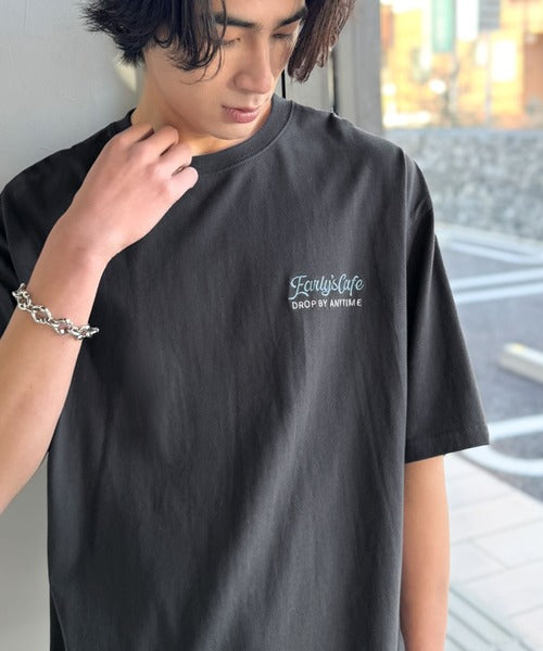 《JaVaジャバコラボ》遊び心のあるカフェロゴが映えるバックプリントT。刺繍使いハンバーガーデザインTシャツ jo1320016