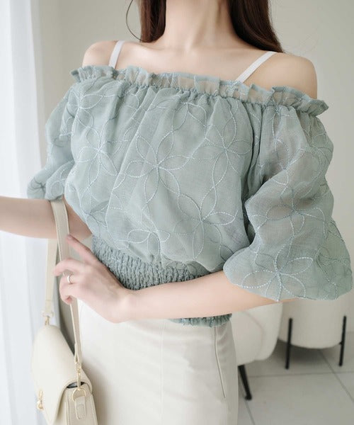 【mily bilet】あなたのスタイルにさらなる魅力をプラス。オフショル2WAY花柄コード刺繍バックリボンブラウス mi1139077