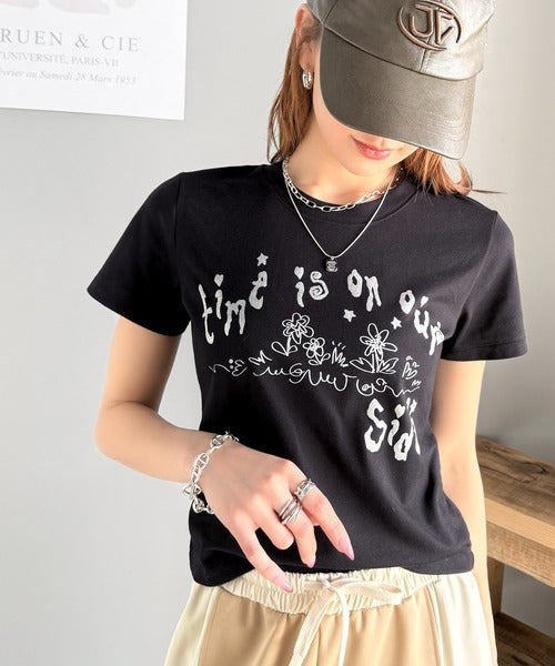【mily bilet】大人の上品グラフティ。ハンドペイントライクシルバープリントコンパクトTシャツ mi1329023