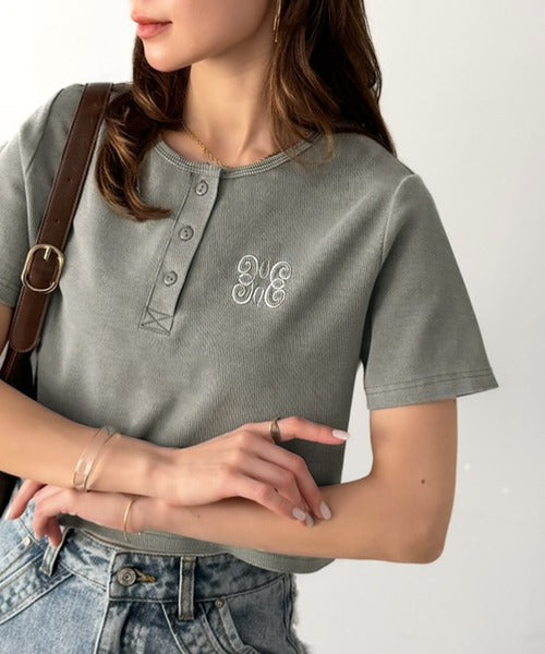 【mily bilet】シンプルを可愛く、今っぽく♪ロゴ刺繍ヘンリーネッククロップドテレコリブ半袖カットソー（ショート丈） mi0789014