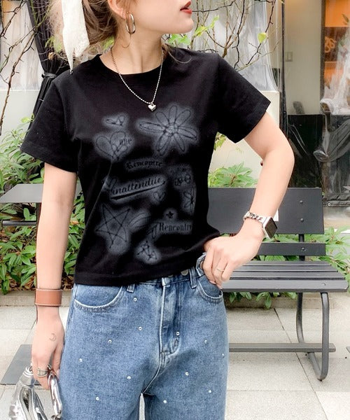 【mily bilet】大人可愛い最旬プリント柄。スプレーライクプリントコンパクトTシャツ（半袖） mi1329024