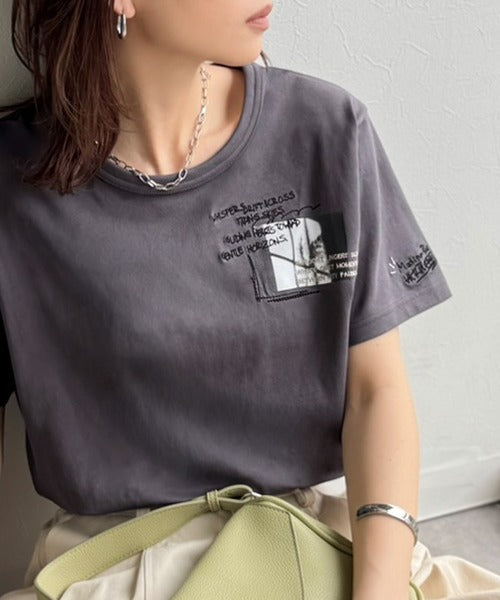 ラフでも品格、シンプルでも存在感。オーガニックコットン混 綿100％ グラフィック飛び刺繍フォトTシャツ（半袖） ce1260537