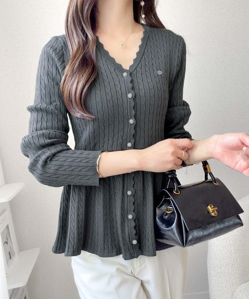 【mily bilet】いつものペプラムを、ケーブル編みで上品に。プレート付き パールボタン ケーブル編みペプラムニットカーディガン(長袖) mi1359059