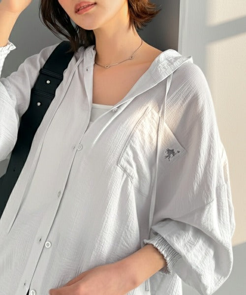 【接触冷感機能付き】冷感＆シアー素材で涼しく彩る。胸刺繍フード付きシアーシャツ（長袖） ce1070209