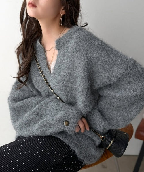 ゆったりふんわり♪シャギーで華やぐ旬顔へ。袖ボタン付きキーネックニット ce1410015