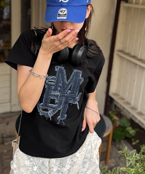 【mily bilet】遊び心を忍ばせておしゃれを一新。デニムフリンジワッペン使いTシャツ mi1329037