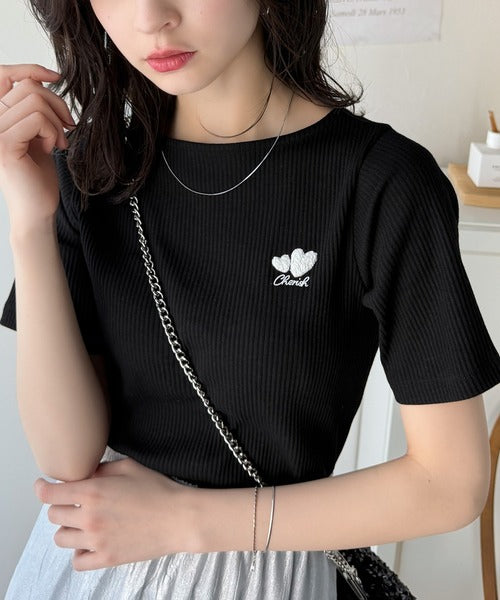 胸元にキュン。ハートサガラ刺繍テレコリブ素材ボートネックTシャツ（半袖） ce1330019