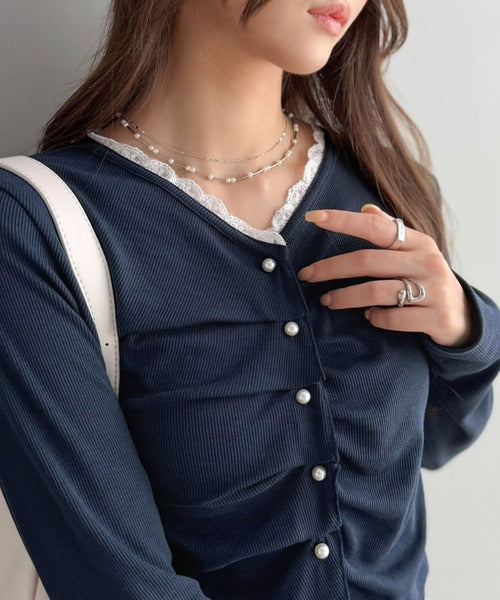 【mily bilet】レース×ギャザー×パールボタンで甘さをぎゅっと。テレコレース前立てトップス（長袖） mi1359077