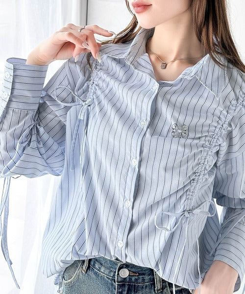 【mily bilet】大人カジュアルに高級感をプラス。ロゴブローチ付きドロストリボンビッグシャツ(長袖) mi1019076
