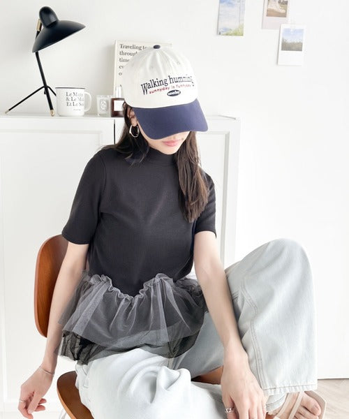 甘さの中にカジュアル要素も取り入れた1枚。チュールフリルモックネックTシャツ ce1010304