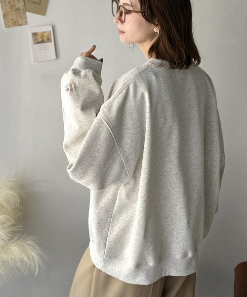 《JaVa ジャバコラボ》微配色刺繍の上品ロゴデザイン。刺繍カレッジロゴ裏起毛スウェット jv1330040
