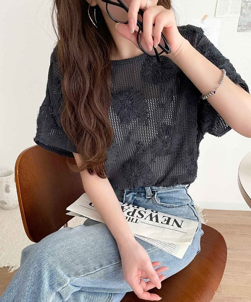 大人のおしゃれ度ワンランクアップ。チュールフラワーコード刺繍半袖Tシャツ ce1260429