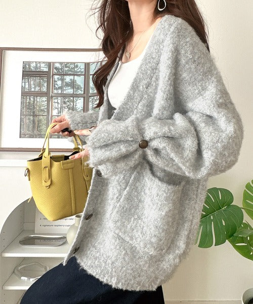 袖まで可愛い、ゆるっと愛されシルエット。キャンディスリーブ袖ボタンブークレーカーディガン ce1410020