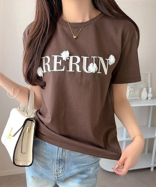 【mily bilet】フロント刺繍でさりげなく華やぐ♪ 立体花モチーフＴシャツ（半袖） mi1359053