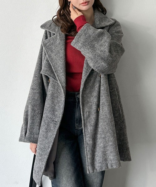【mily bilet】どの角度から見てもかわいく冬のスタイルを格上げ。フェザーショートシャギーバックル使いコート（ミドル丈） mi1019096