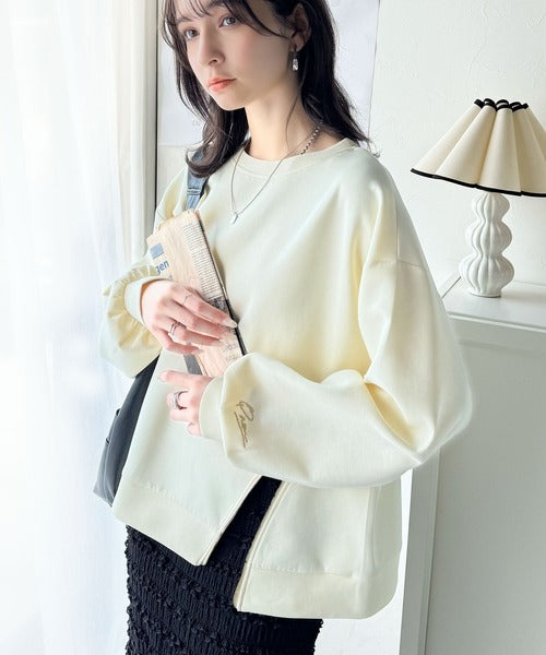 トレンド感と遊び心をプラス。袖口ワンポイント刺繍アシメファスナーラウンドネックロンT（長袖） ce1265003