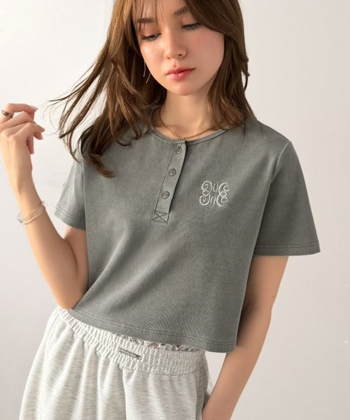 【mily bilet】シンプルを可愛く、今っぽく♪ロゴ刺繍ヘンリーネッククロップドテレコリブ半袖カットソー（ショート丈） mi0789014